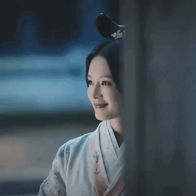 Màn trở mặt của Lý Thấm trong Cẩm Tú Nam Ca được CDM khen nức nở. Cái hay của diễn viên là diễn được bằng ánh mắt như cô ấy còn đổi từ mặt cười sang mặt lạnh không còn là điều mới lạ. Sự thay đổi biểu cảm của Lý Thấm vừa đẹp mà không bị lố. Khi lật mặt, Lý Thấm không chỉ thay đổi sắc mặt, biểu cảm mà còn thay đổi cả thần thái, khí chất. Từ một cô gái dịu dàng, nhanh chóng chuyển sang ác lạnh, tất cả chỉ nhờ vào ánh mắt.