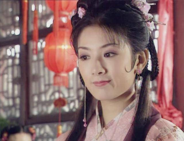 Những ai đã từng xem bộ phim Lên Nhầm Kiệu Hoa Được Chồng Như Ý chắc chắn sẽ yêu mến cô nàng Lý Ngọc Hồ do Huỳnh Dịch thủ vai. Khi ấy, nhan sắc của Huỳnh Dịch toát ra nét thông minh, tinh nghịch và hợp gu của nhiều người. Tuy nhiên, điều đáng tiếc cho mỹ nhân này chính là việc lạm dụng thẩm mỹ nhiều khiến gương mặt cô giờ biến dạng, không còn giữ được nét đẹp trời ban của mình.