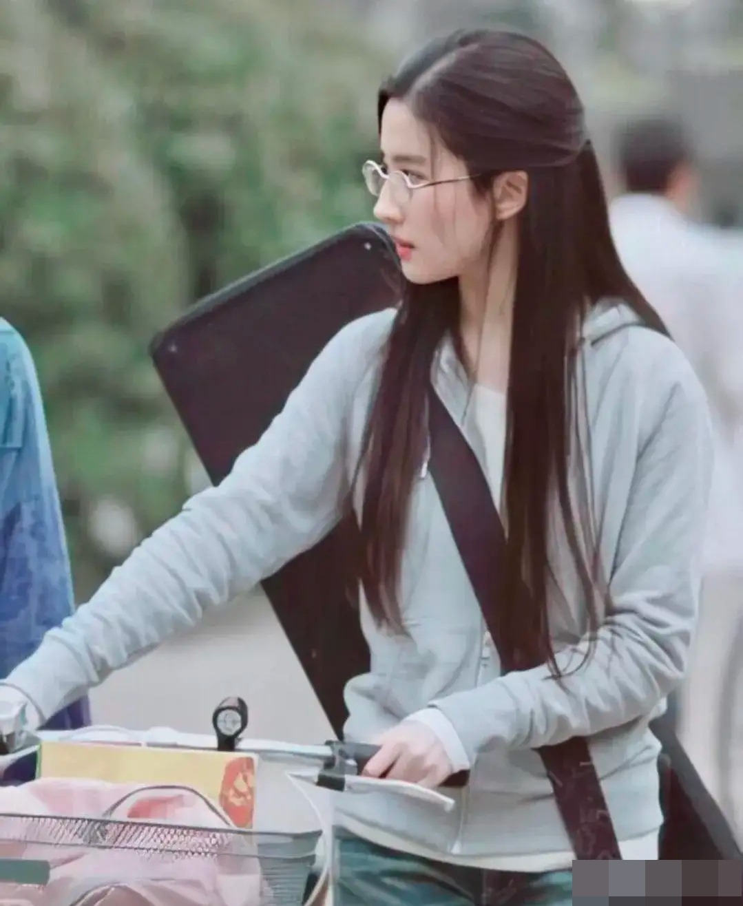 Nhan sắc đôi mươi của Lưu Diệc Phi khiến fan ngôn tình choáng váng - Ảnh 1