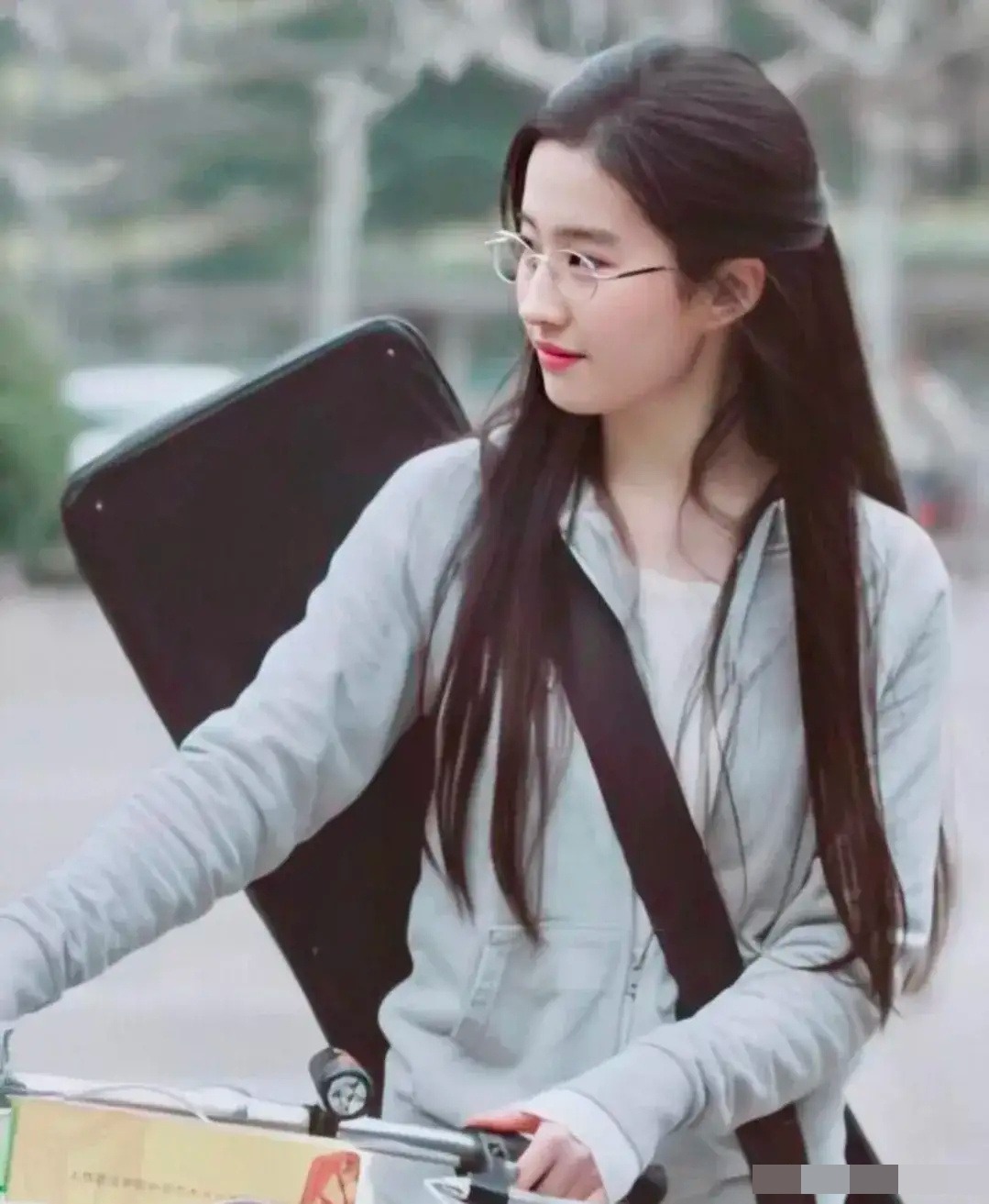 Nhan sắc đôi mươi của Lưu Diệc Phi khiến fan ngôn tình choáng váng - Ảnh 2