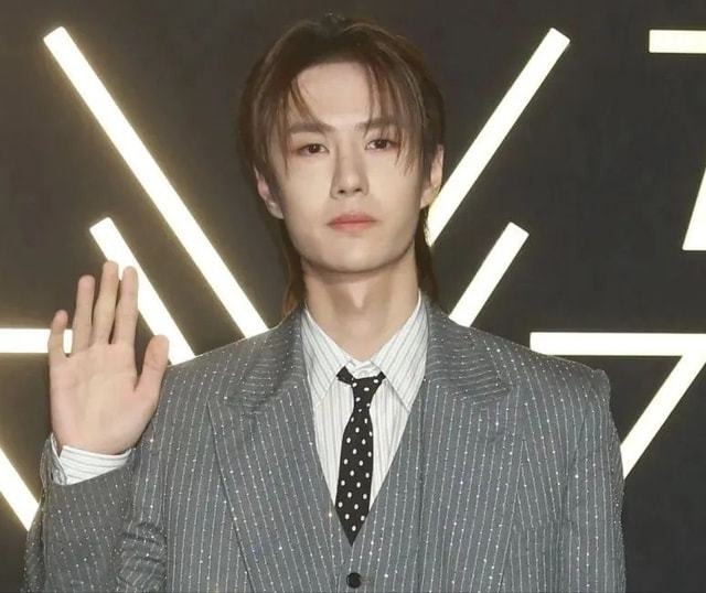 Tại một sự kiện, Vương Nhất Bác trang điểm rất tự nhiên, các nét trên gương mặt không hề gây khó chịu. Có thể thấy, chỉ cần có một làn da đẹp thì khi trang điểm lên bạn sẽ ghi điểm.