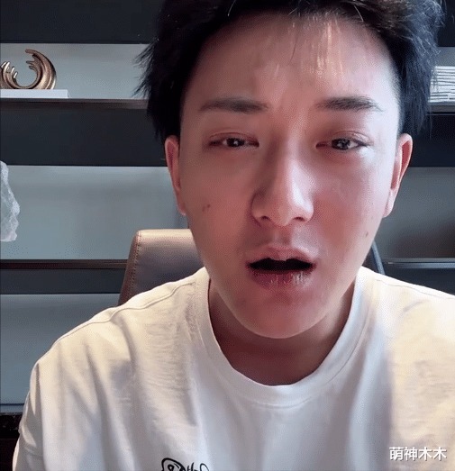 Trong một lần livestream gần đây, Hoàng Tử Thao còn tiết lộ anh không chỉ có quầng thâm, bọng mắt mà làn da còn rất sần sùi, xỉn màu. Nhưng xem ra nam ca sĩ không bận tâm tới những khuyết điểm ngoại hình này.