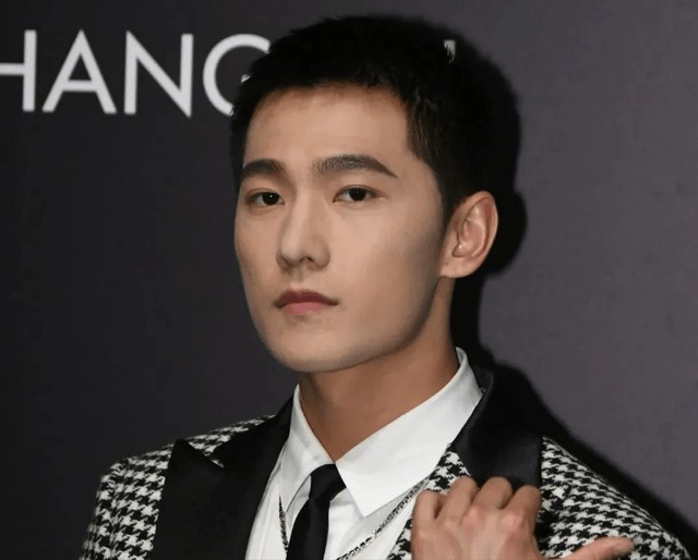 Trong số các sao nam, Dương Dương thuộc dạng hoàn mỹ nhất. Anh luôn cho người khác thấy vẻ ngoài sắc sảo, đôi lông mày kiếm và cặp mắt sáng như sao của mình. Đánh giá về tình trạng da của Dương Dương, CDM nhận thấy da anh ít khuyết điểm, tuy nhiên, tông da giữa mặt và cổ chênh lệch hơi nhiều.