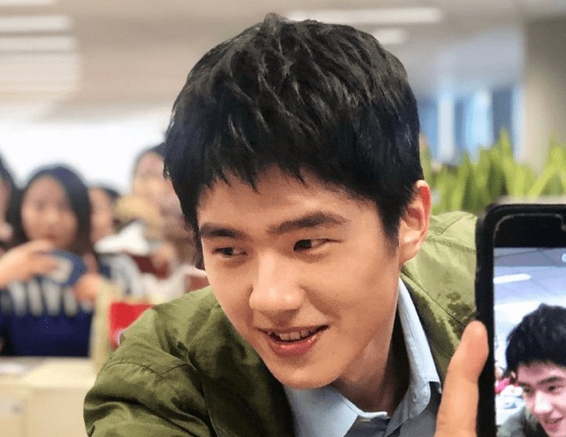 Lưu Hạo Nhiên dường như không phải lo lắng quá nhiều về những bức ảnh thô của mình. Khi phóng to ảnh của anh, CDM thấy làn da không được mịn màng cho lắm. Tuy nhiên, đó là vấn đề độ phân giải ảnh chứ không phải do làn da của Hạo Nhiên xấu.