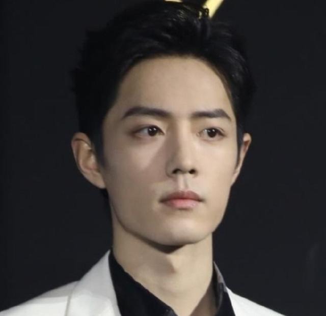 Ảnh cận cảnh của Tiêu Chiến cho thấy làn da của anh ấy không tì vết. Vì vậy, ngay cả khi không trang điểm thì Tiêu Chiến vẫn rất điển trai.