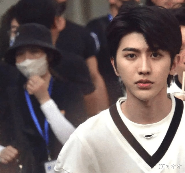 Thái Từ Khôn cũng không ngại thử thách trên khuôn mặt của mình, ngay cả khi chụp ảnh độ nét cao, nhìn thấy cả lớp phấn nền. Trang điểm có vai trò che đi khuyết điểm nhưng với một gương mặt không tì vết như Thái Từ Khôn, bản thân làn da của anh ấy đã là lớp nền lý tưởng.