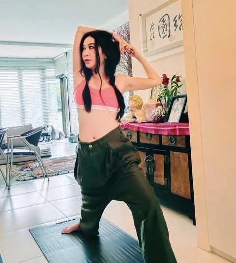 Sắc vóc như thời con gái của 'Đát Kỷ' Ôn Bích Hà. Sắc vóc như thời con gái của 'Đát Kỷ' Ôn Bích Hà.