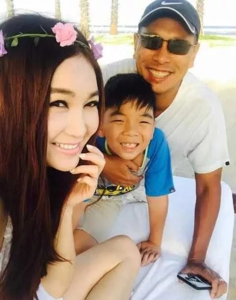 Gia đình 3 người hạnh phúc của Ôn Bích Hà và chồng doanh nhân. Gia đình 3 người hạnh phúc của Ôn Bích Hà và chồng doanh nhân.