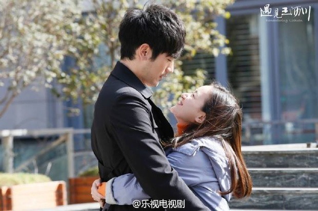 Bức ảnh này của Tạ Tiểu Thu và Vương Lịch Xuyên (phim Gặp Gỡ Vương Lịch Xuyên) đã đủ làm bạn xao xuyến. Trong phim, dù Tiêu Tuấn Diễm cao 1,65m nhưng cô vẫn vô cùng nhỏ bé trước chiều cao 1,95m của cố diễn viên Cao Dĩ Tường. Thời điểm phim lên sóng, sự chênh lệch chiều cao ấn tượng của họ trở thành đề tài bàn tán rôm rả của CDM. Giờ đây, những hình ảnh này lại trở thành kỷ niệm buồn và xót xa trong lòng người hâm mộ.