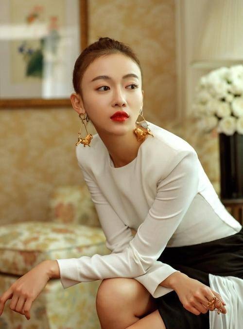 Giờ thì sự nổi tiếng chớp nhoáng của Ngô Cẩn Ngôn đã tan biến. Cô trở về với 'máng lợn' trước đây. Giờ thì sự nổi tiếng chớp nhoáng của Ngô Cẩn Ngôn đã tan biến. Cô trở về với 'máng lợn' trước đây.