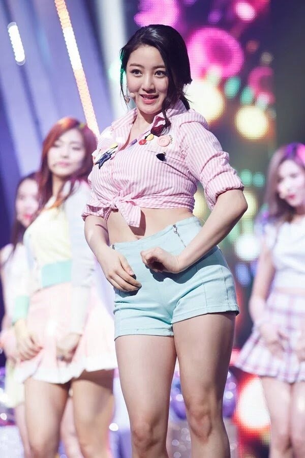 Trưởng nhóm Twice cũng không phải là nữ idol có thân hình mảnh khảnh. Thay vào đó, cô có vòng 1 bỏng mắt và vòng hông quả đào đầy đặn. Mỗi bước đi của Jihyo thật muốn thiêu đốt con mắt người nhìn.