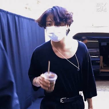 Chỉ cần chút phụ kiện và chiếc áo phông sơ vin, Jungkook biến ngay sang phong cách E-boy cá tính.