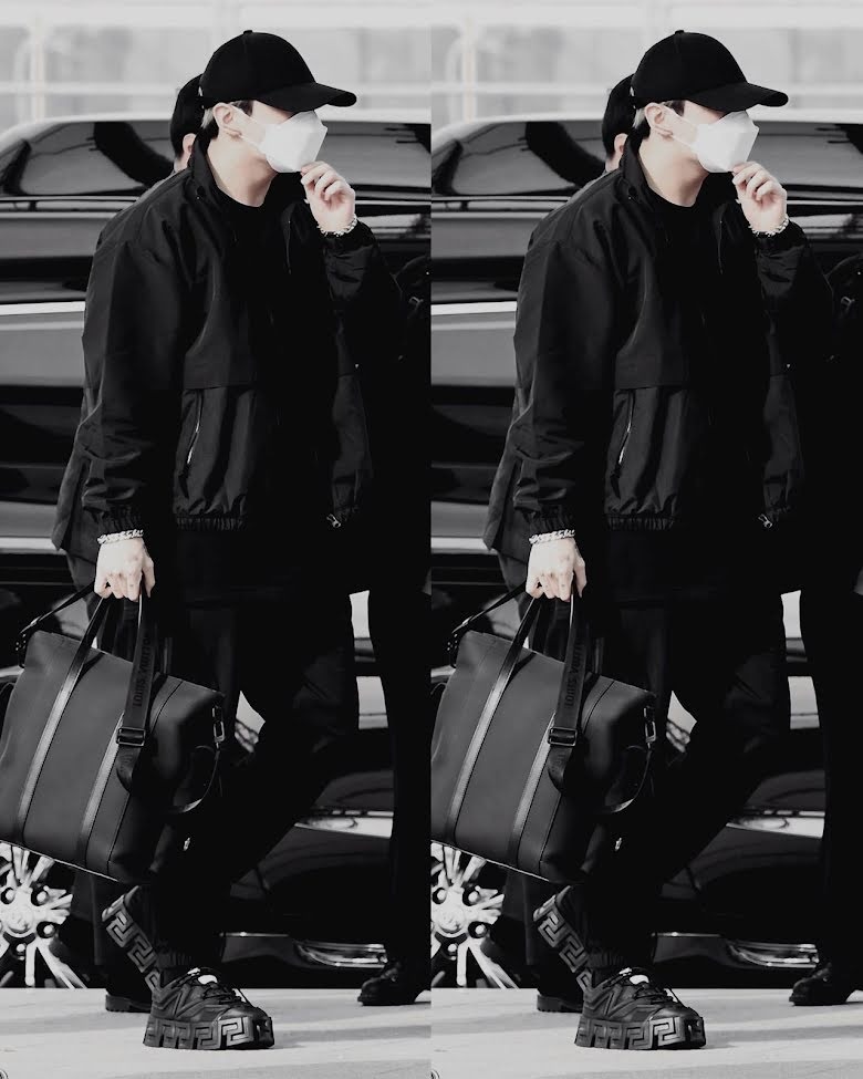 Hay chỉ cần mặc đồ đen đơn sắc như thế này cũng đủ để Jungkook nổi bật giữa đám đông. Ngay cả chiếc túi, đôi giày cũng màu đen, làm tăng thêm vẻ đơn sắc cho outfit mà nam ca sĩ khoác lên người.