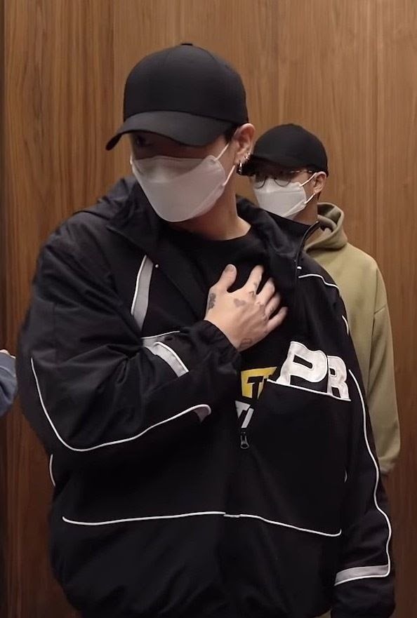 Thời trang dạo phố toát ra sự thoải mái và thể thao của Jungkook trong các buổi diễn tập của BTS khiến người hâm mộ phát cuồng.