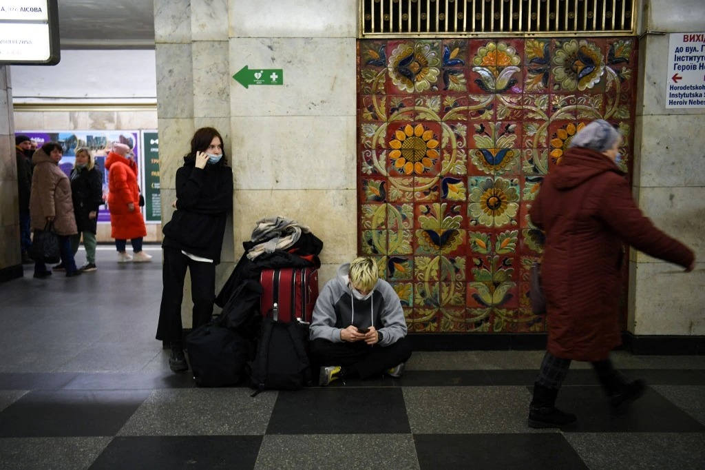 Cận cảnh người dân thủ đô Ukraine ùn ùn kéo xuống ga tàu điện ngầm trú bom 3