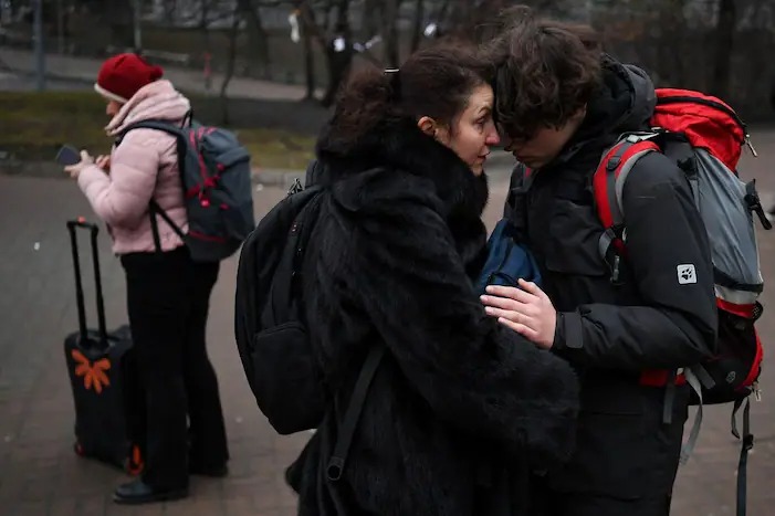Cận cảnh người dân thủ đô Ukraine ùn ùn kéo xuống ga tàu điện ngầm trú bom 5