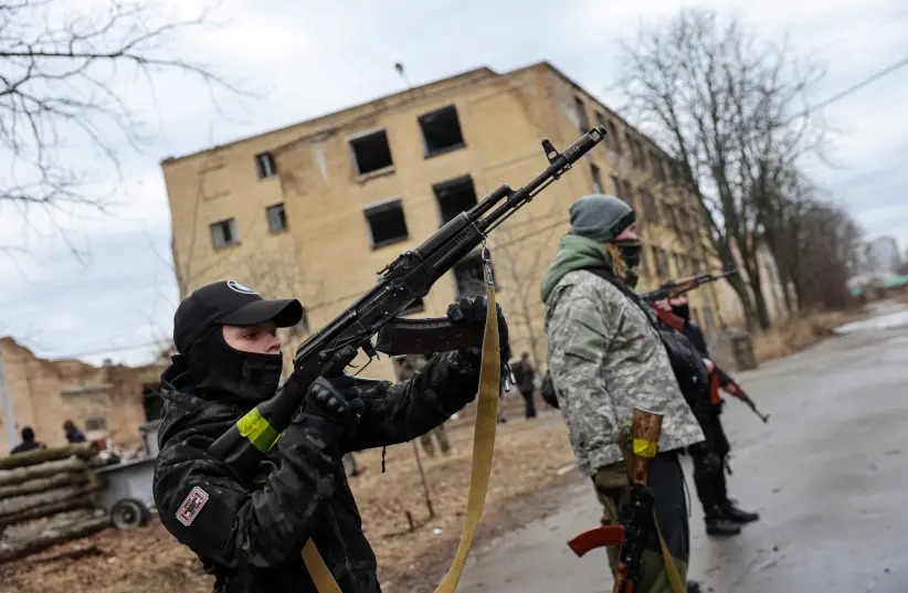 Người dân Ukraine tập trận trong bối cảnh sắp nổ ra chiến tranh. Ảnh: Reuters Người dân Ukraine tập trận trong bối cảnh sắp nổ ra chiến tranh. Ảnh: Reuters