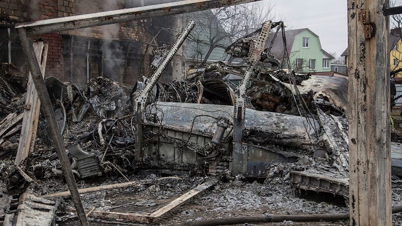 Mảnh vỡ của một chiếc máy bay bị bắn rơi tại Kiev. Không rõ chủ nhân của chiếc máy bay, cũng không rõ ai bắn hạ khi Nga phát động chiến dịch quân sự tại Ukraine. Ảnh: AP