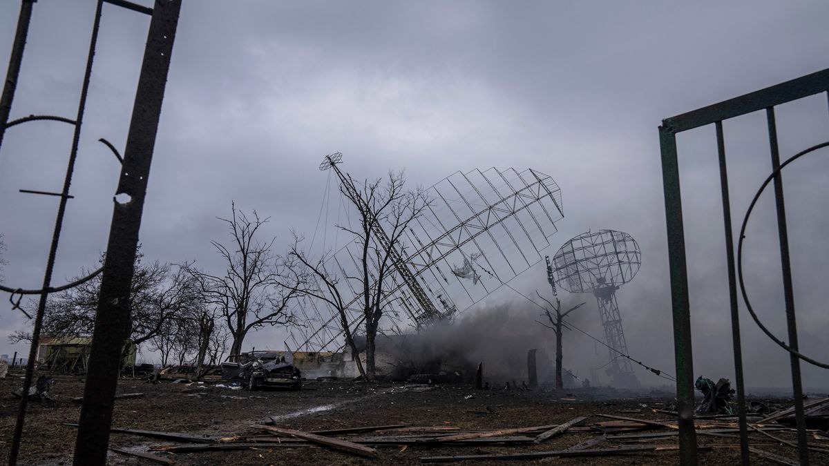 Bộ Quốc phòng Nga cho biết họ đã phá hủy 74 căn cứ quân sự của Ukraine, trong đó có 11 căn cứ không quân. Bộ trưởng Quốc phòng Nga Sergei Shoigu ra lệnh rằng các quân nhân Ukraine phải được 'tôn trọng' và những người hạ vũ khí đầu hàng sẽ được cung cấp hành lang an toàn. Ảnh: AP