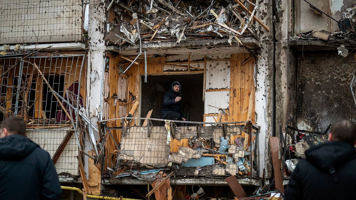 Người đàn ông này đang kiểm tra thiệt hại của tòa nhà sau vụ tấn công bằng tên lửa ở Kiev. Ảnh: AP