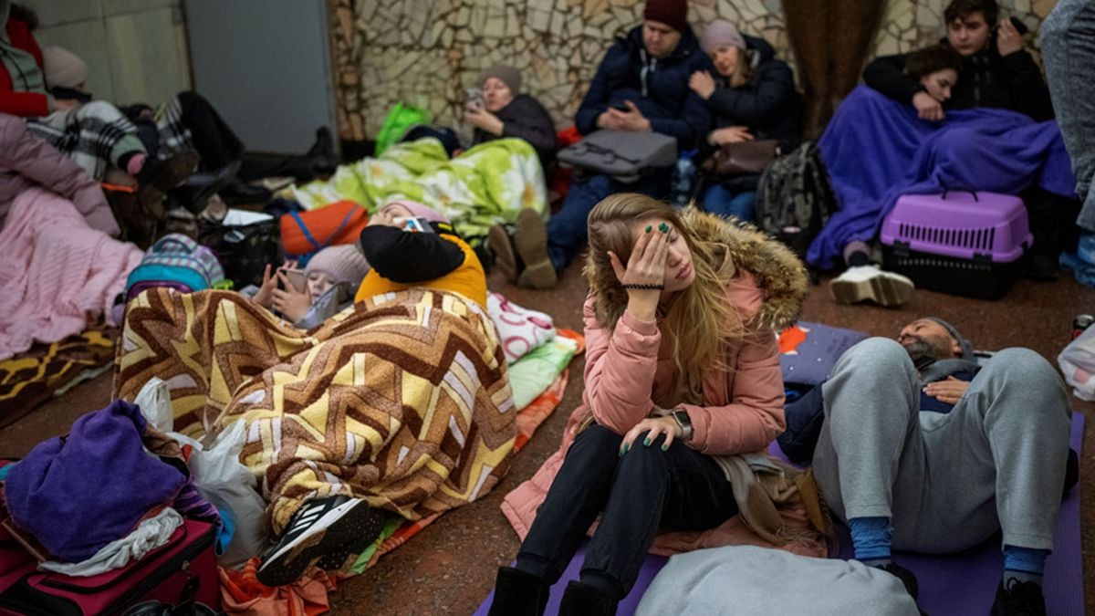 Người dân Kiev trú ẩn trong một ga tàu điện ngầm khi Nga triển khai quân đến đất nước của họ. Ảnh: AP