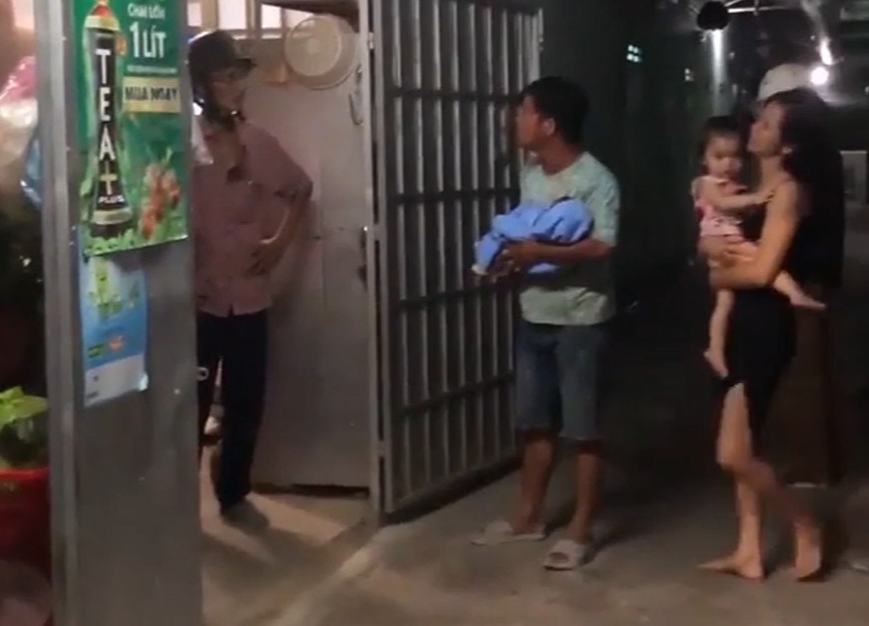 Hình ảnh cắt từ clip cho thấy vợ chồng anh Vũ có lời qua tiếng lại với chủ trọ. Hình ảnh cắt từ clip cho thấy vợ chồng anh Vũ có lời qua tiếng lại với chủ trọ.