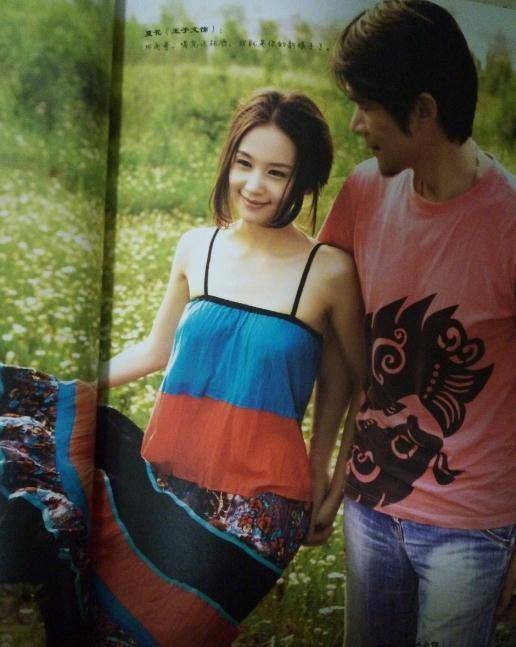 Vương Tử Văn được đông đảo khán giả biết đến thông qua bộ phim Hoan Lạc Tụng. Trước đây, cô từng có thời gian chụp mẫu cho sách. Trong bức ảnh này, Vương Tử Văn mặc một bộ váy 2 dây xanh đỏ, tóc xõa nhẹ, rất dịu dàng. Dù vẻ ngoài của cô có chút khác biệt so với hiện tại nhưng khán giả vẫn có thể dễ dàng nhận ra.