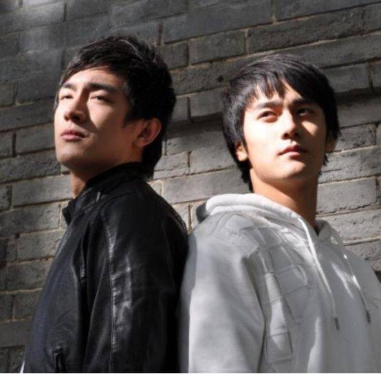 Không chỉ các sao nữ mà nhiều sao nam cũng làm mẫu cho sách báo bởi vẻ ngoài điển trai. CDM phát hiện nam thần Lâm Canh Tân từng có thời chụp mẫu như thế này. Kiểu tóc của anh ấy trong ảnh cổ điển, gương mặt man mác buồn đúng gu những năm 90.