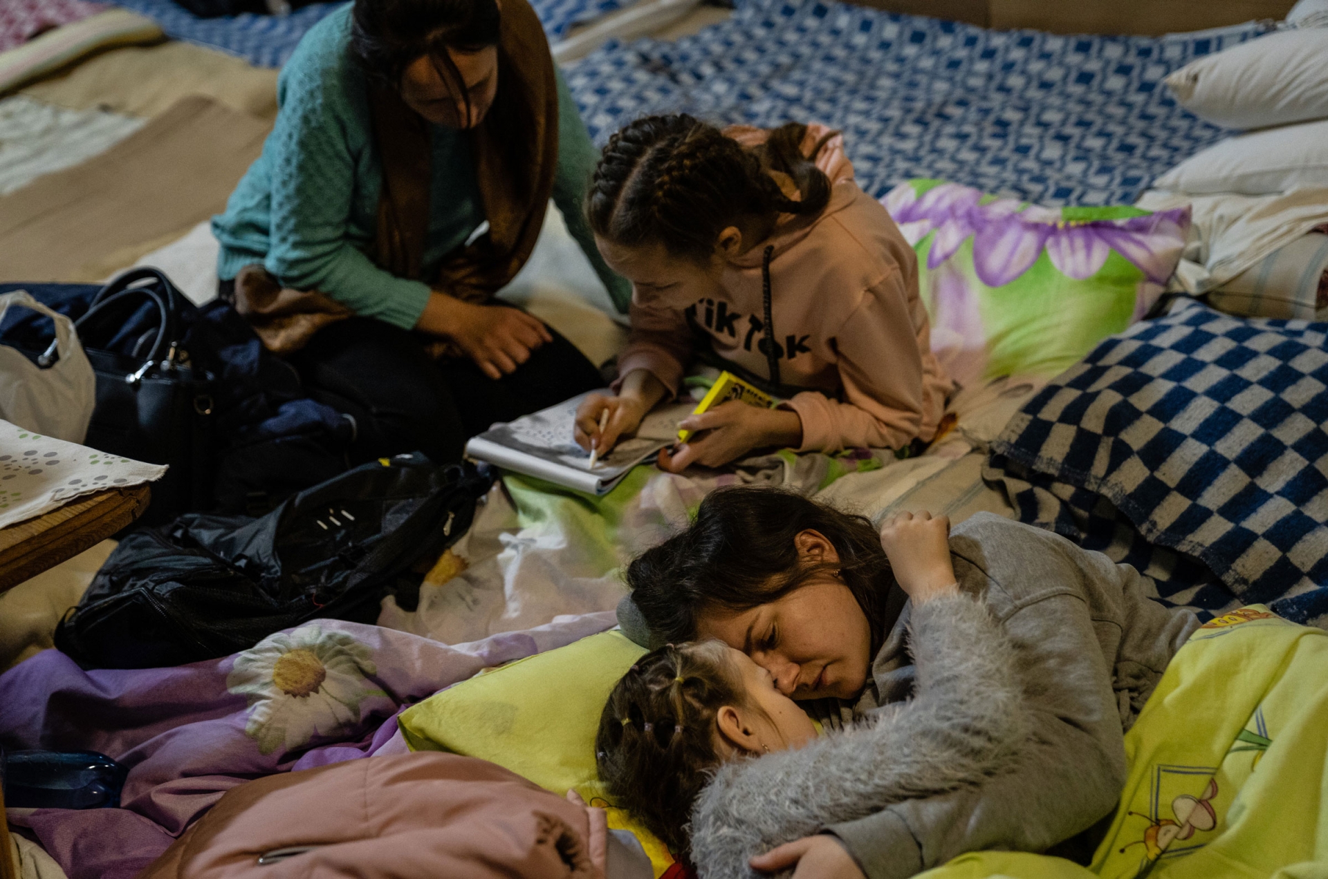 Người phụ nữ tên Helen an ủi cô con gái 8 tuổi của mình, Polina khi cả 2 trong hầm trú bom của một bệnh viện nhi ở Kiev. Cô bé phải nhập viện để điều trị bệnh viêm não. Ảnh: CNN