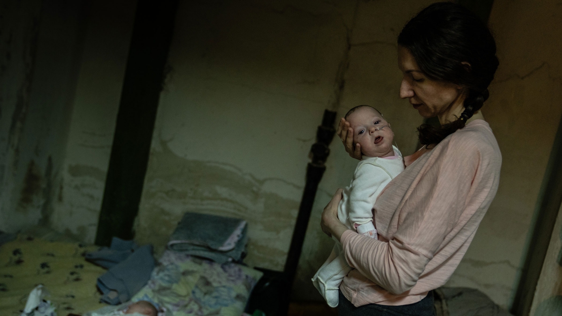 Người phụ nữ này tên Katya, đang chăm sóc 2 cô con gái song sinh của mình, Sofia và Diana. Trong khi Diana đang phải điều trị bệnh nhiễm trùng phổi nặng. Ảnh: CNN