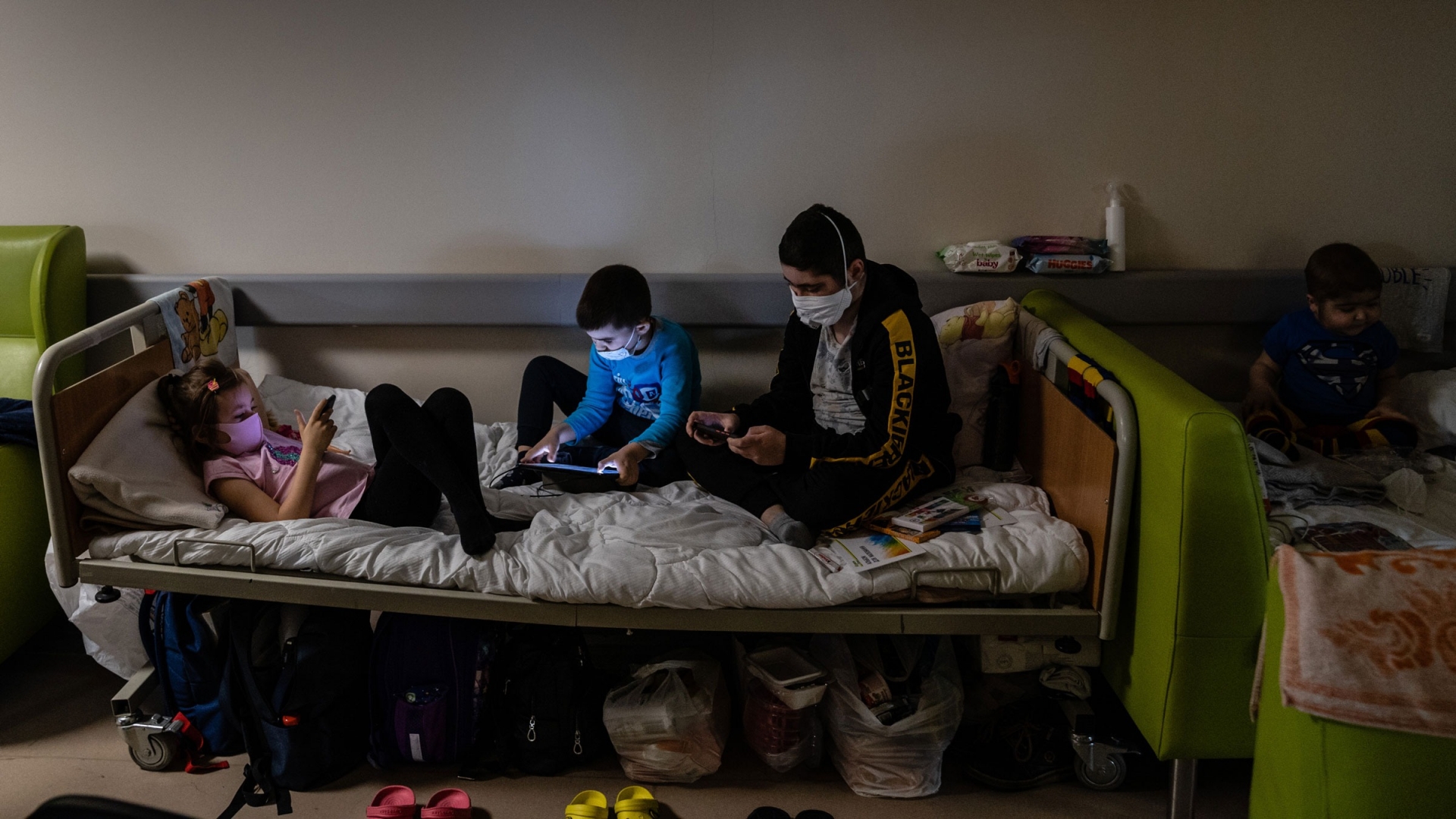 Những bệnh nhân ung thư nhí đang trú ẩn trong những hầm trú bom của bệnh viện. Ảnh: CNN