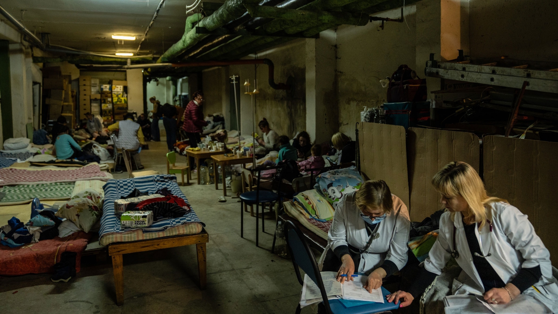 Xót xa cảnh những em bé Ukraine vật vạ trong hầm trú bom bệnh viện