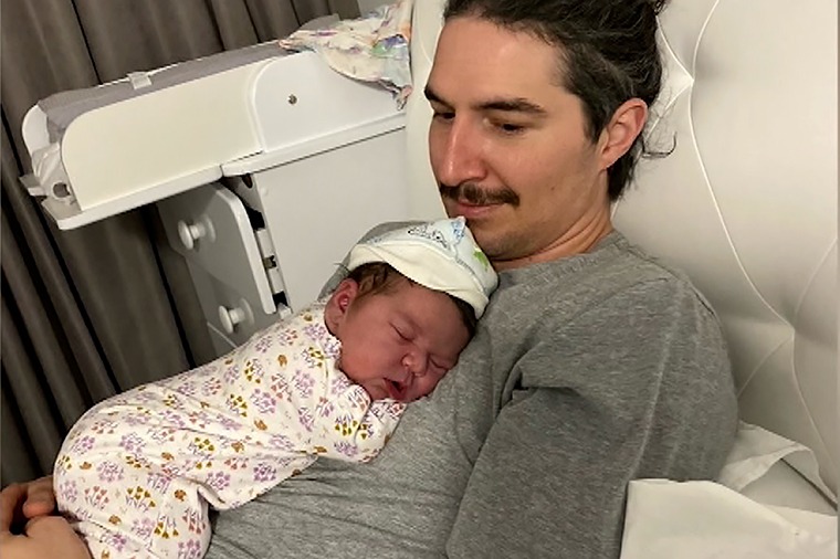 Jessie Boeckmann cùng con gái Vivian. Ảnh: CNN Jessie Boeckmann cùng con gái Vivian. Ảnh: CNN
