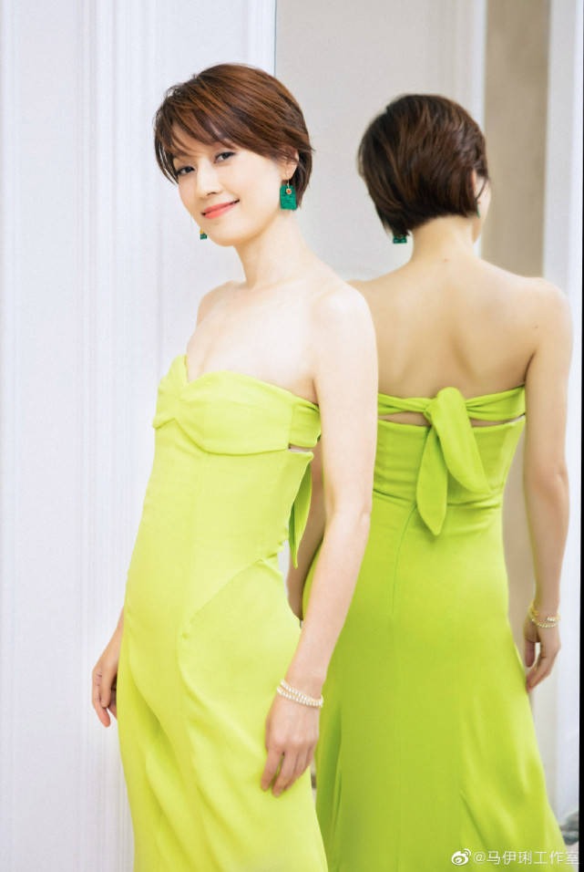 Mã Y Lợi dù mặt vuông nhưng lại càng ngày càng trẻ ra. Mã Y Lợi dù mặt vuông nhưng lại càng ngày càng trẻ ra.