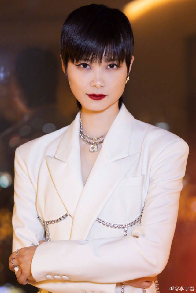 Lý Vũ Xuân cũng được đánh giá là tomboy do khuôn mặt vuông cá tính. Lý Vũ Xuân cũng được đánh giá là tomboy do khuôn mặt vuông cá tính.
