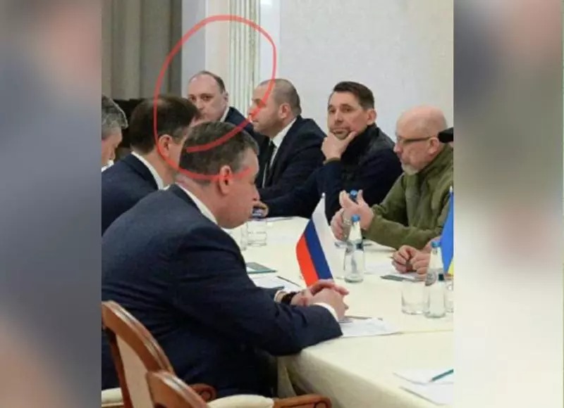 Denis Kireev, thành viên của phái đoàn đàm phán Ukraine (khoanh tròn đỏ) đã bị trừ khử ngày 5/3. Ảnh: Internet