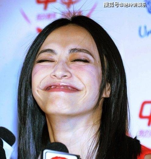 Lỗi trang điểm và nụ cười quá đà cũng khiến Diêu Thần bị dìm nhan sắc. Lỗi trang điểm và nụ cười quá đà cũng khiến Diêu Thần bị dìm nhan sắc.