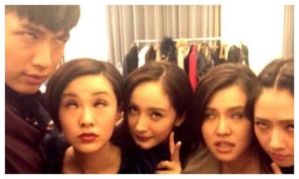 Dương Mịch cùng 'đồng bọn' thi trợn ngược mắt xem ai ngầu hơn. Nếu so với những người xung quanh thì Dương Mịch có vẻ thiếu chuyên nghiệp hơn, cô ấy đảo mắt vẫn còn quá nhiều lòng đen.