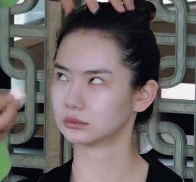 Thật khó nhận ra đây chính là Thích Vy, một cô nàng xinh đẹp của Cbiz. Khi làm biểu cảm trợn mắt, Thích Vy trở nên ngỗ nghịch, đáng yêu hơn.