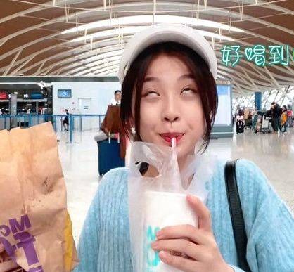 Ngu Thư Hân đã trợn mắt để thể hiện niềm hạnh phúc khi được rít trà sữa. Hành động này được nhiều cô gái đồng tình bởi khi gặp đồ ăn ngon, nhiều người cũng có biểu cảm phê pha như vậy.