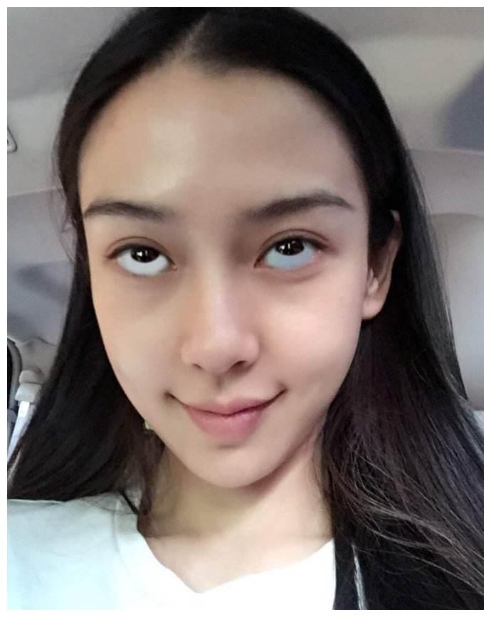 Angela Baby góp vui cùng mọi người với màn trợn ngược mắt hơi đáng sợ. Thay vì nhìn vào đôi mắt của cô ấy, bạn có thể chiêm ngưỡng làn da mịn màng, sống mũi cao thẳng, khóe môi cười vô cùng đáng yêu này.