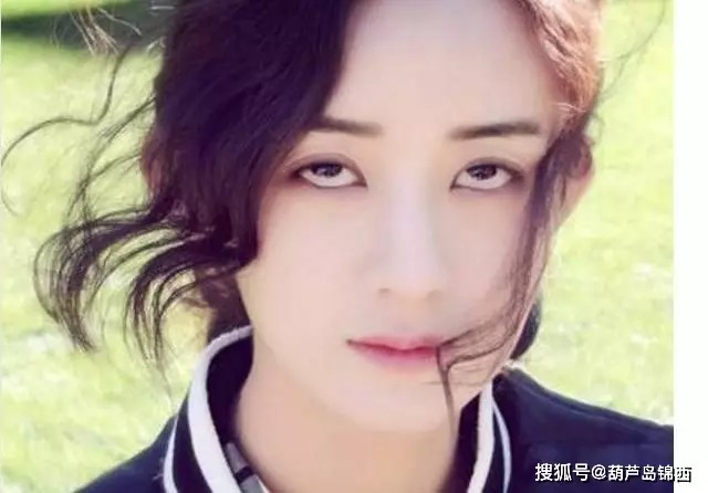 Vốn sở hữu đôi mắt to tròn, long lanh nên khi Lệ Dĩnh trợn ngược mắt, nhiều fan không thể nhận ra thần tượng.