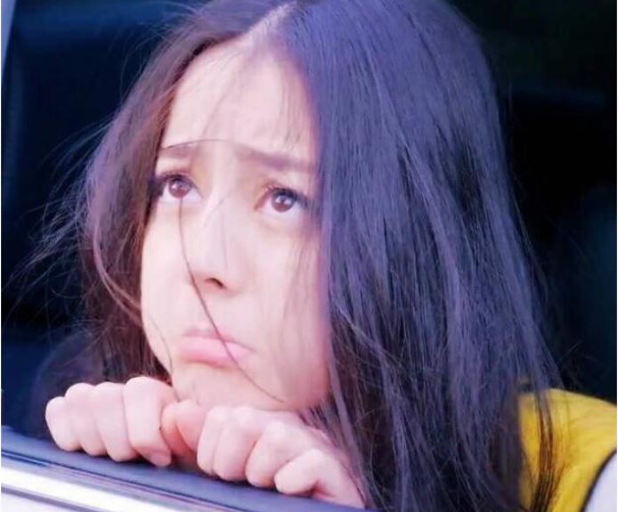 Trong Người Tình Kim Cương, Địch Lệ Nhiệt Ba cũng có màn phồng má, trợn mắt trông rất dễ thương. Nhìn một mỹ nhân làm nũng như thế này thì có ai không xiêu lòng.