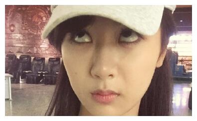 Dương Tử vốn có gương mặt phúng phính đáng yêu nên khi đảo mắt, cô ấy cũng siêu dễ thương.