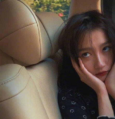 Quan Hiểu Đồng đi lên từ sao nhí nên đã quá quen thuộc với khán giả truyền hình. Lớn lên, cô tiếp tục được công chúng ủng hộ. Khi làm biểu cảm trợn ngược mắt, Quan Hiểu Đồng giống một cô công chúa nhỏ đang tỏ ra cáu kỉnh và tức giận, vừa có sự kiêu ngạo, vừa mang chút vui tươi, đáng yêu.