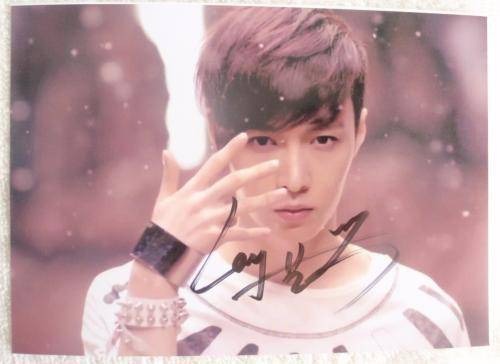 Trương Nghệ Hưng là một 'chú cừu nhỏ' đa tài, luôn được nhiều người ái mộ. Bạn sẽ không thể đoán được anh ấy dùng cái tên 'Trương Phú Quý' để đặt đồ ăn đâu. Sở dĩ CDM biết được cái tên này là vì Trương Nghệ Hưng từng đặt đồ ăn mời một nhóm thực tập sinh và sự việc được tiết lộ. Thật không ngờ Trương Nghệ Hưng, một anh chàng điển trai, thời thượng nhưng lại dùng cái tên quê mùa như thế.