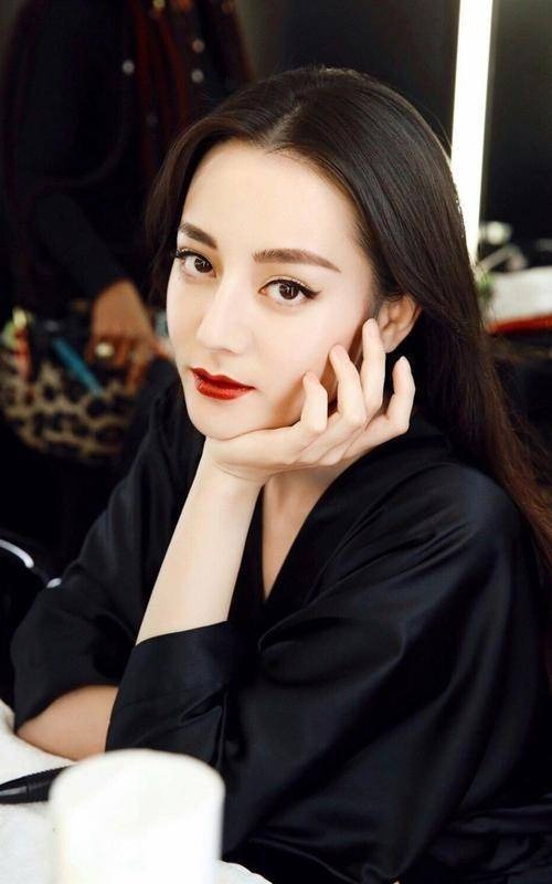 Địch Lệ Nhiệt Ba hiện là tiểu hoa lưu lượng nổi tiếng trong Cbiz. Ở bên ngoài, mỹ nhân Tân Cương cũng là một tín đồ ăn vặt. Khi đặt đồ ăn, Nhiệt Ba dùng cái tên rất ngầu là 'Lão Vương nhà bên' và nó khiến khán giả bất ngờ.