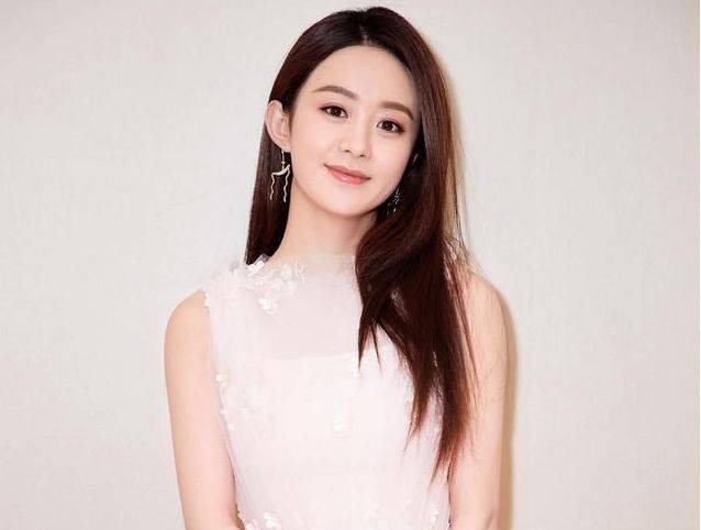 Triệu Lệ Dĩnh là một sao nữ có phong độ cao trong những năm gần đây. Các bộ phim cô tham gia như Hoa Thiên Cốt, Sở Kiều Truyện, Ai Là Hung Thủ... đều nhận được đánh giá tốt. Hình ảnh một cô gái mê đồ ăn được thể hiện rất rõ trong bộ phim 'Sam Sam Đến Rồi' vậy thì biệt danh khi cô nàng gọi ship đồ sẽ là gì? Trên thực tế, Triệu Lệ Dĩnh đã dùng chính tên thật của mình để mua sắm online. Nhiều người nổi tiếng không dùng tên thật để tránh rắc rối nhưng Dĩnh Bảo không quan tâm tới điều đó.