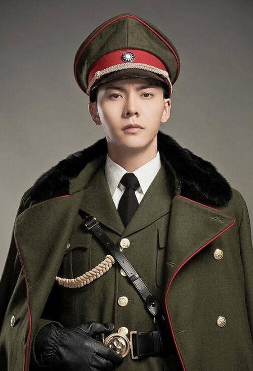 Trần Vỹ Đình cũng là một ngôi sao dùng tên thật để gọi đồ online nhưng anh đã nhanh trí đổi giới tính từ nam thành nữ. Nhờ cách này mà người giao hàng nhìn vào đơn hàng sẽ nghĩ đó chỉ là một cô gái trùng tên với Trần Vỹ Đình.