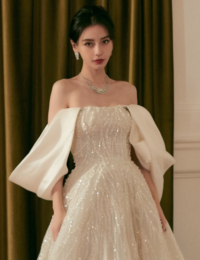 Angela Baby cũng biến tấu tên gọi của mình trong lúc mua đồ online. Nhìn thấy tên 'baby AB' liệu có ai đoán được đó là cô nàng?